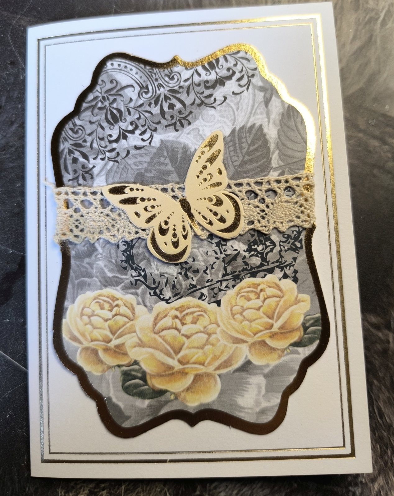 Schmetterlinge und Rosen