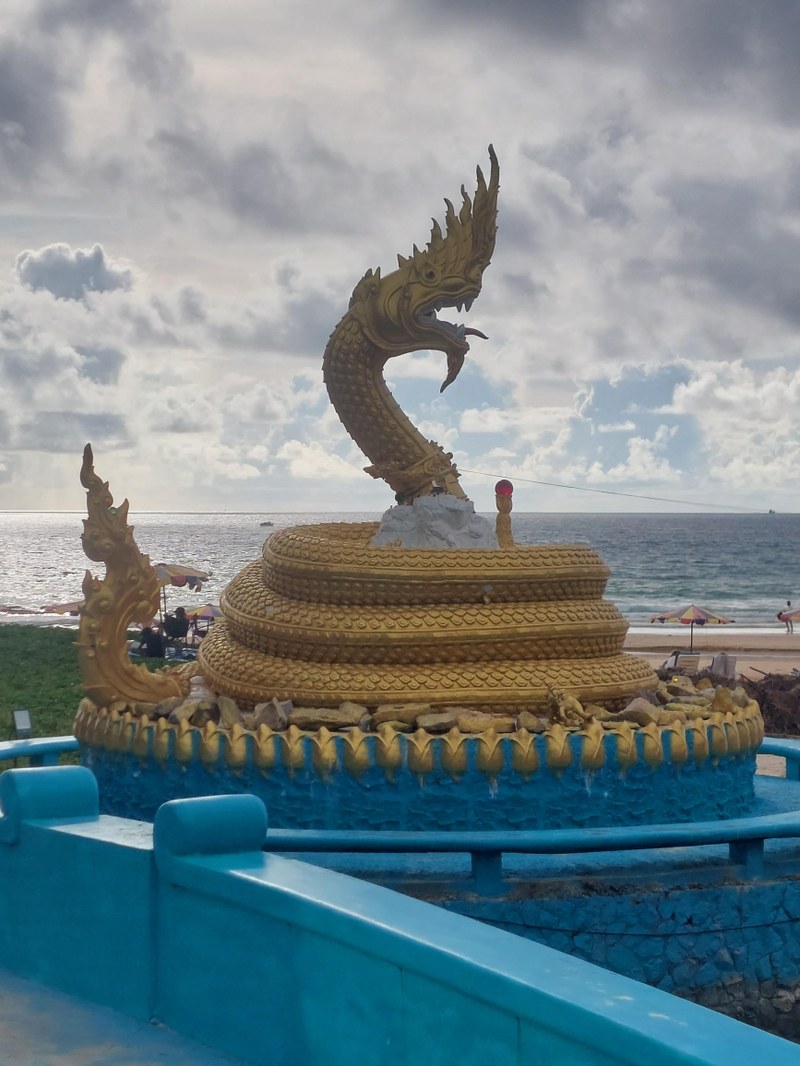 Drachenstatue am Karon Beach