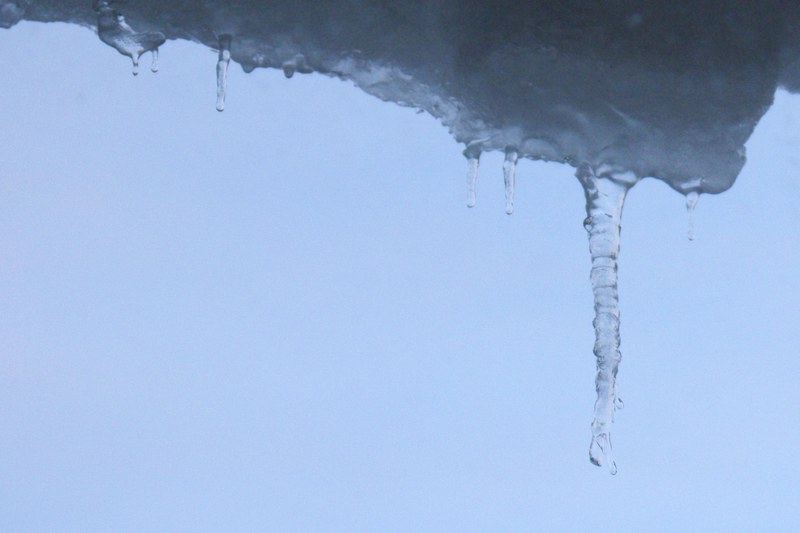 Eiszapfen vor dem Fenster