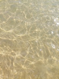 Wellenspiel am Strand