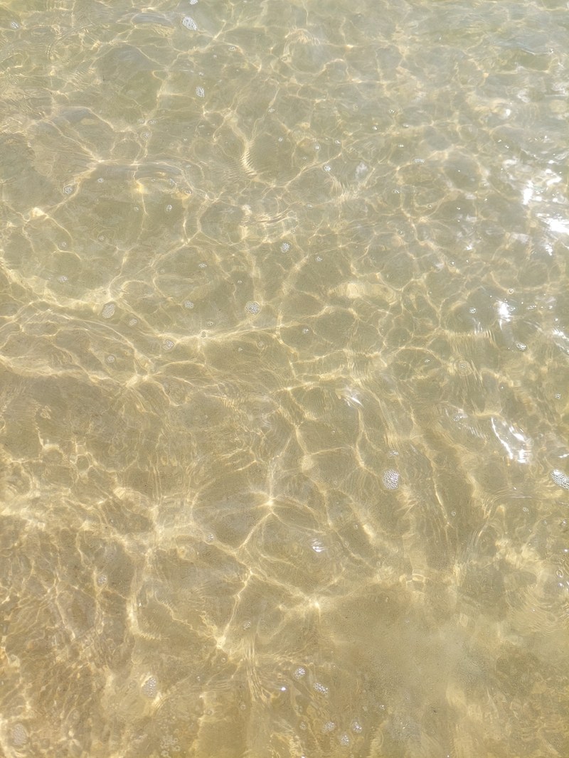 Wellenspiel am Strand