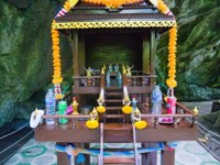 Tempelschrein in der Nähe der Maya Bay