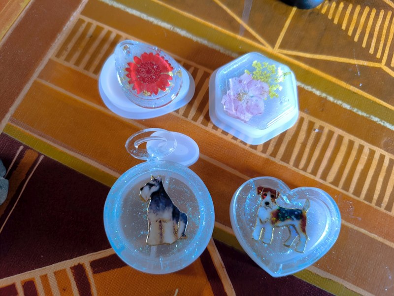 4 Anhänger aus Harz