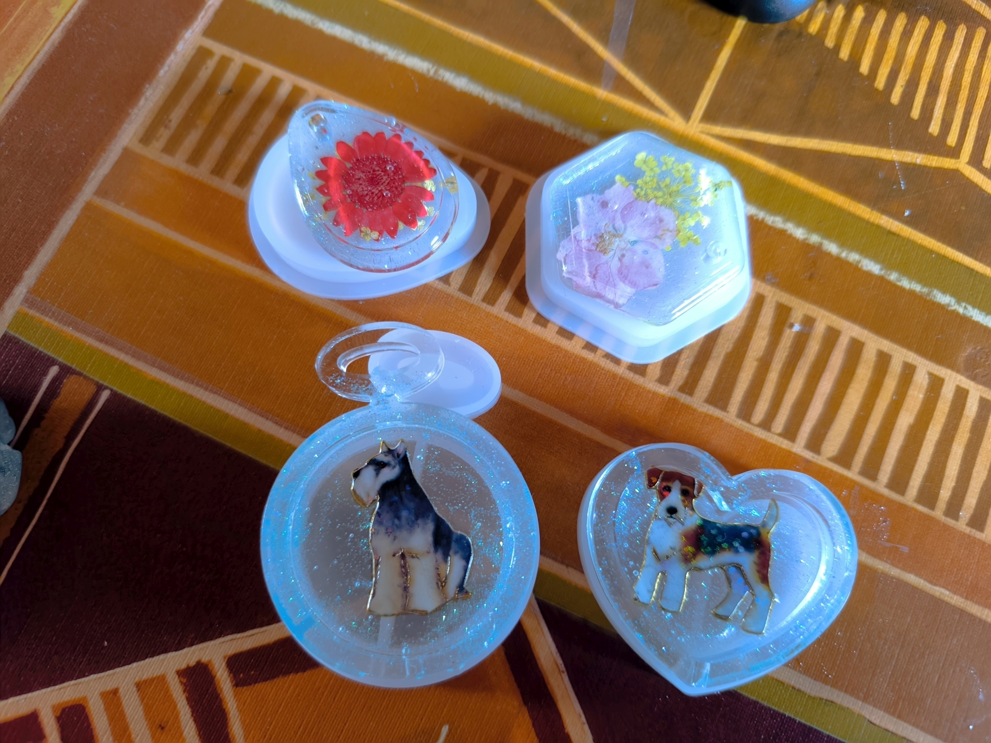 4 Anhänger aus Harz