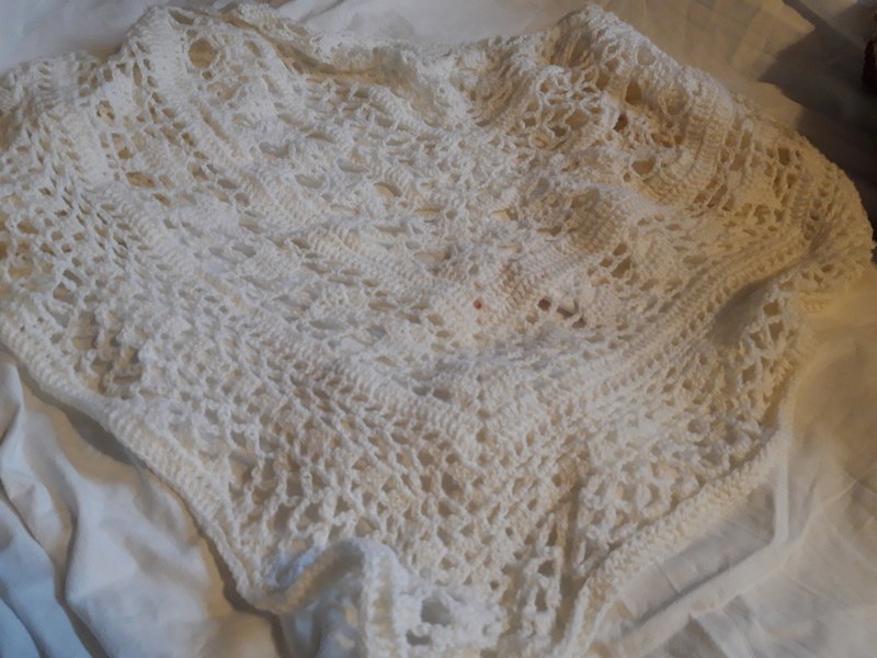 großes, weißes Schultertuch